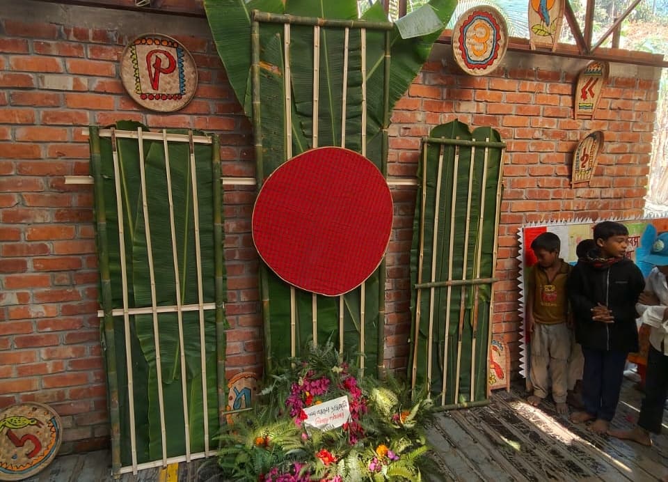 কলাপাতা ও বাঁশের কঞ্চিতে নির্মিত শহীদ মিনারে ভাষা শহিদদের শ্রদ্ধা