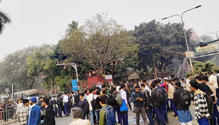 Thumbnail for সাকিবুল হত্যার বিচার দাবিতে ফার্মগেট অবরোধ, যান চলাচল বন্ধ