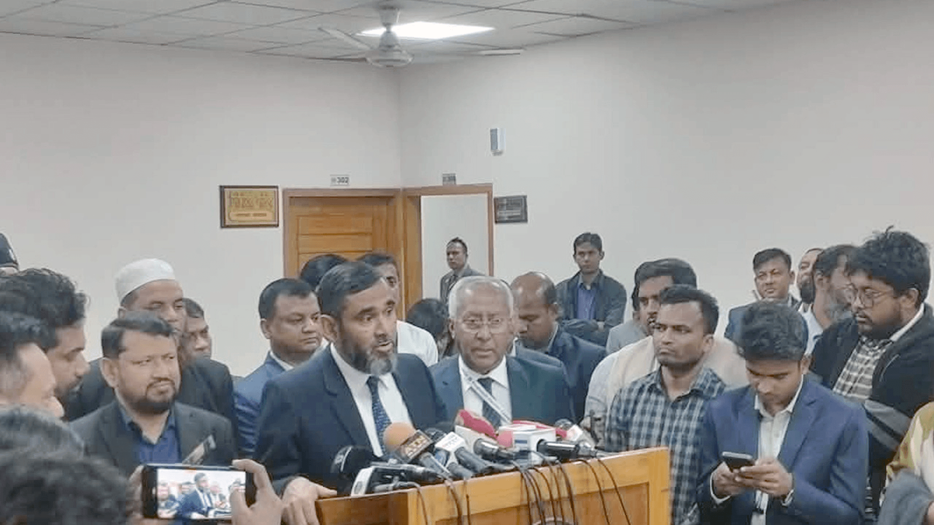 Thumbnail for নির্বাচন বানচালের সব অপচেষ্টা ব্যর্থ হবে: ইসি সানাউল্লাহ