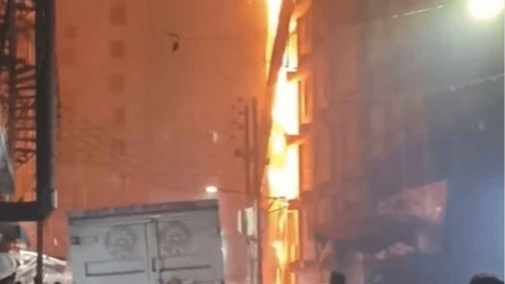 Thumbnail for নিষেধাজ্ঞা উপেক্ষা করে আতশবাজি: রাজধানীতে ভবনে ভয়াবহ আগুন