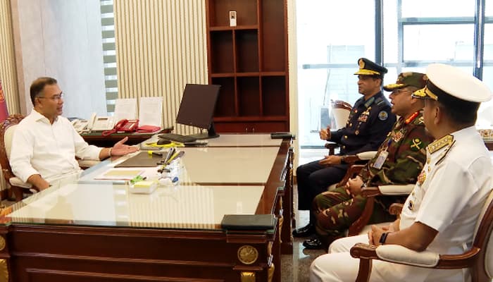 প্রধানমন্ত্রী তারেক রহমানের সাথে তিন বাহিনী প্রধানদের বৈঠক