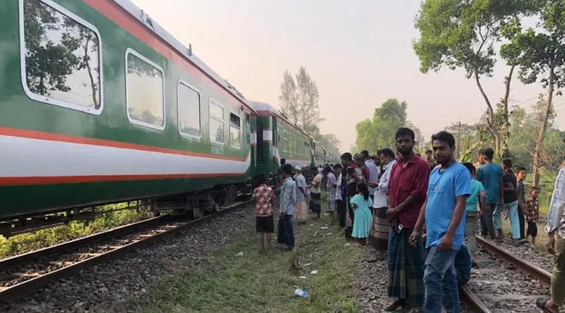 কুমিল্লায় মহানগর এক্সপ্রেস লাইনচ্যুত, ঢাকাগামী ট্রেন চলাচল বন্ধ