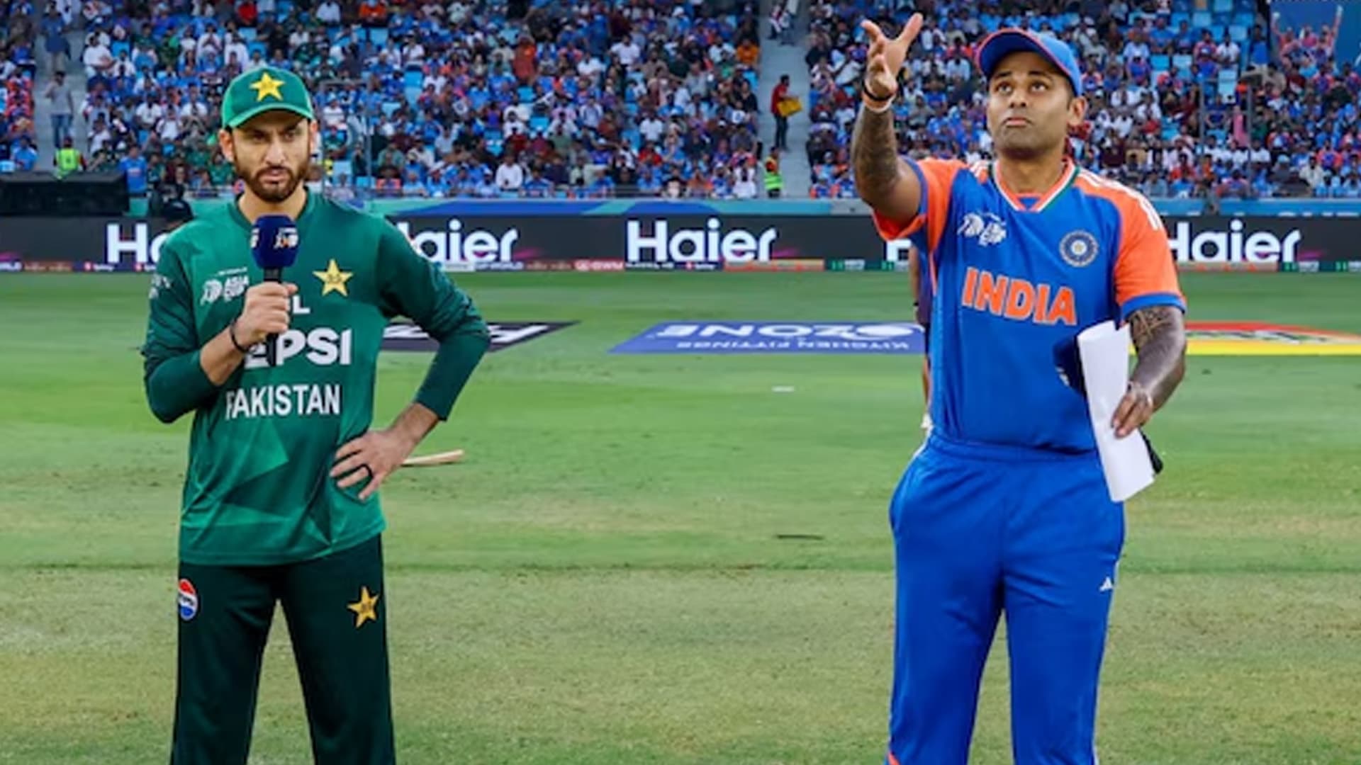 আবারও 'নো হেন্ড-শেক', টস হেরে ব্যাটিংয়ে ভারত