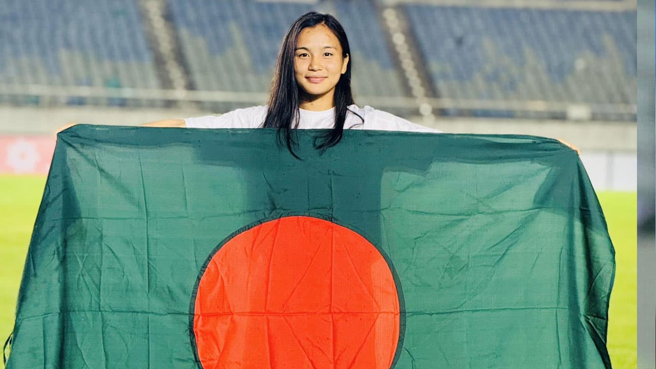 Thumbnail for ঋতুপর্ণা চাকমা পেলেন বেগম রোকেয়া পদক, ফুটবলের মাধ্যমে নারী জাগরণের স্বীকৃতি