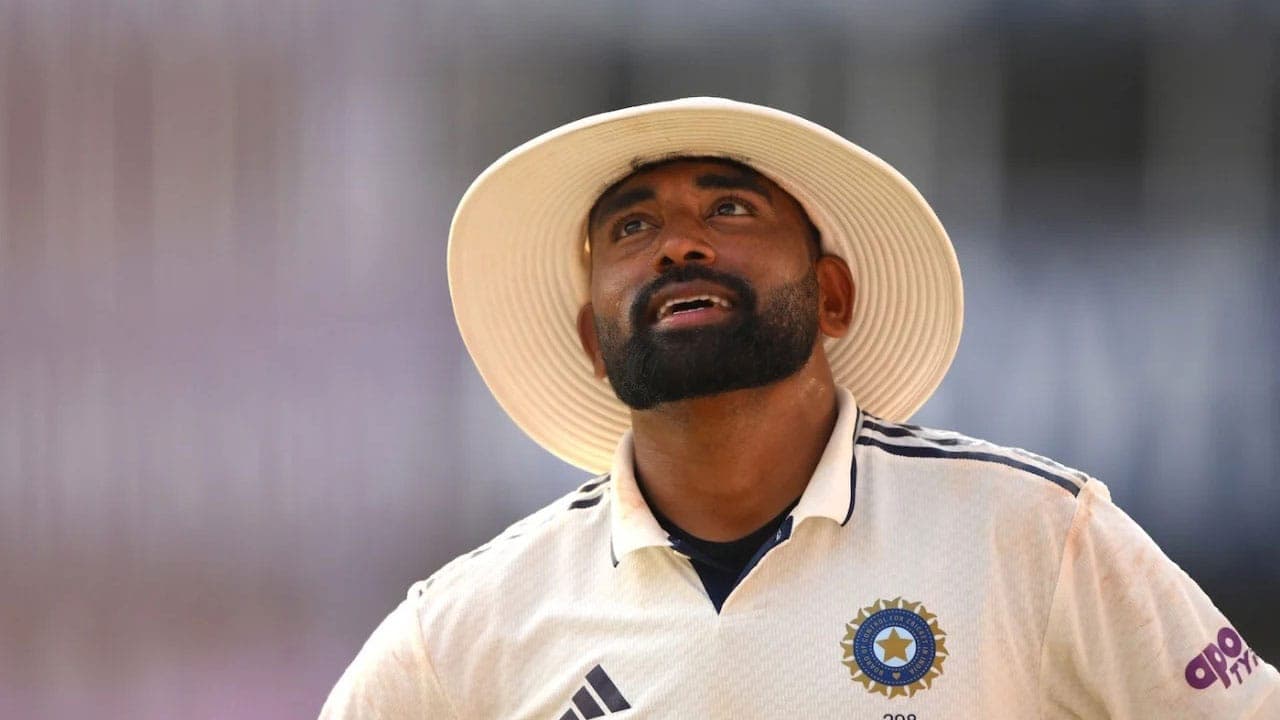 Thumbnail for ভারতের বিমান সার্ভিসে বাজে অভিজ্ঞতা, ক্ষোভ উগরে দিলেন সিরাজ