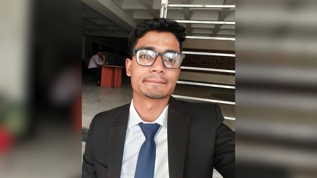 Thumbnail for আলী হুসেনকে ঢাবি থেকে বহিষ্কার, রাজনৈতিক সংশ্লিষ্টতা পায়নি তদন্ত কমিটি