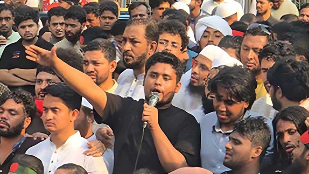 Thumbnail for শেষ বিদায় জানিয়েই হাদির কবরের পাশে কান্নায় ভেঙে পড়লেন হাসনাত আব্দুল্লাহ