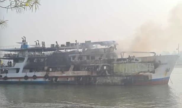 Thumbnail for কক্সবাজারে পর্যটকবাহী জাহাজে আগুন: ঘুমন্ত কর্মীর মৃত্যু, ভস্মীভূত ‘দ্য আটলান্টিক ক্রুজ’