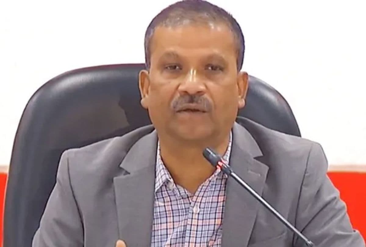 Thumbnail for মোবাইল ফোন নিয়ে প্রবাসীদের বিভ্রান্তি ও ধোঁয়াশা স্পষ্ট করলেন উপদেষ্টা আসিফ নজরুল