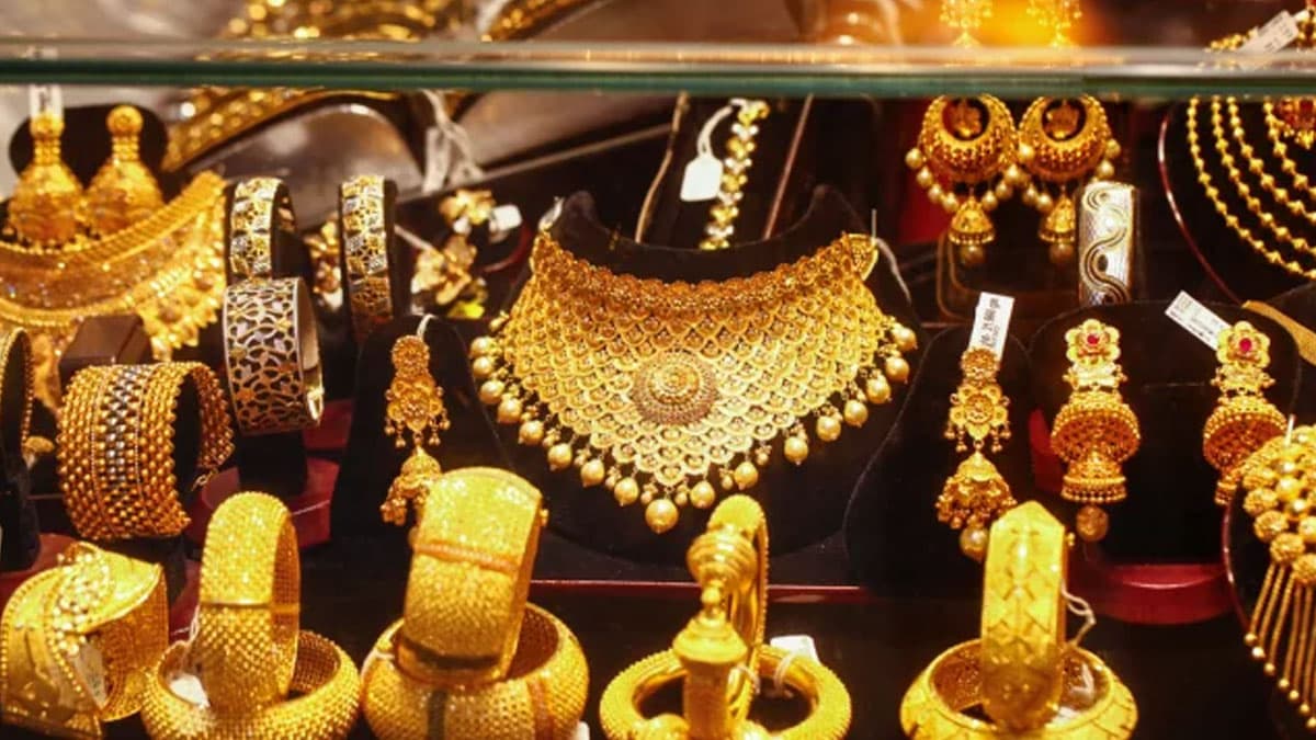 Thumbnail for সোনার বাজারে ফের উত্তাপ: আজ থেকে কার্যকর নতুন দাম