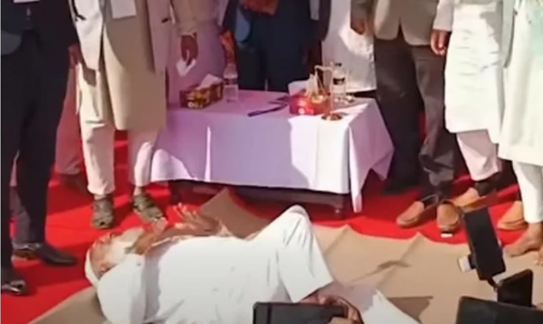 উপহারের শীতলপাটি পেয়ে মঞ্চেই শুয়ে পড়লেন জামায়াত আমির