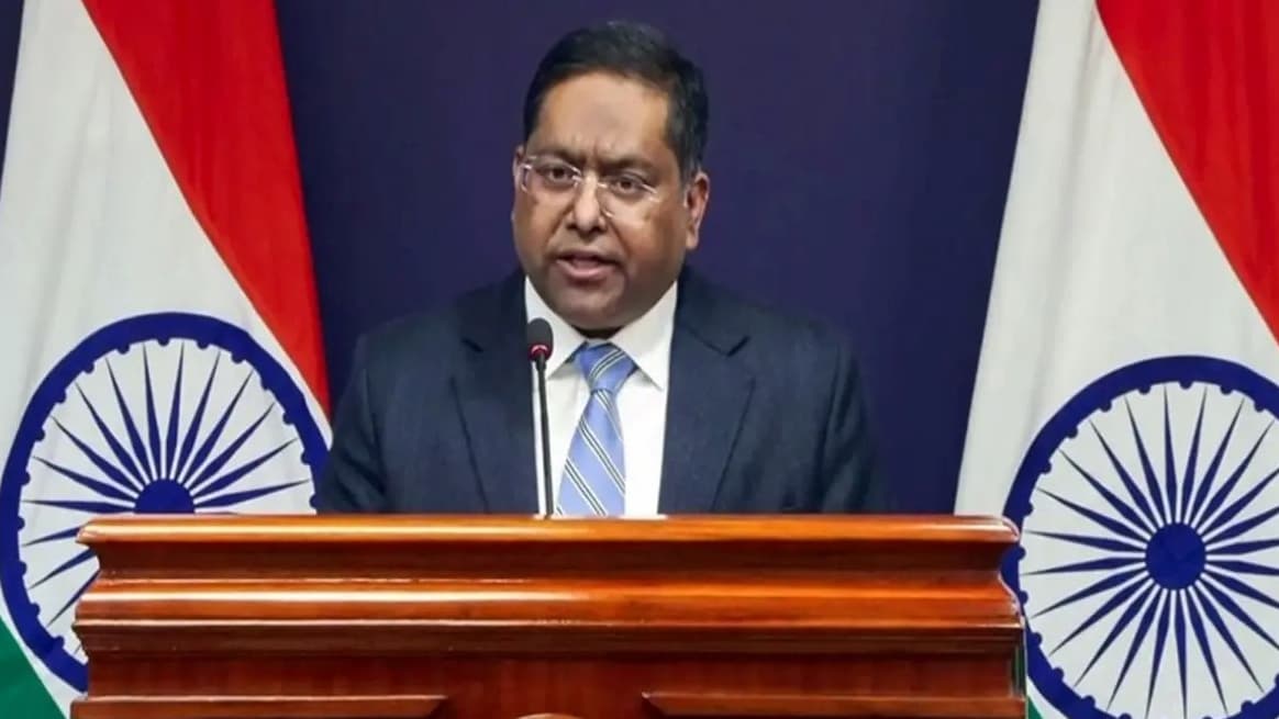 Thumbnail for ভারতীয় নাগরিকদের ইরান ত্যাগের নির্দেশ দিল নয়াদিল্লি