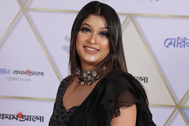 স্বামী, সন্তানকে নিয়ে ঘুরতে বের হয়ে শুনি আমাদের ছাড়াছাড়ি হয়ে গেছে