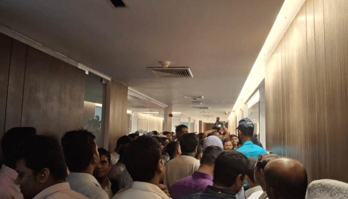 Thumbnail for প্রশাসনের মূল কেন্দ্র সচিবালয়ে ভাতার দাবিতে অর্থ উপদেষ্টাকে অবরুদ্ধ করে রেখেছেন কর্মচারীরা।