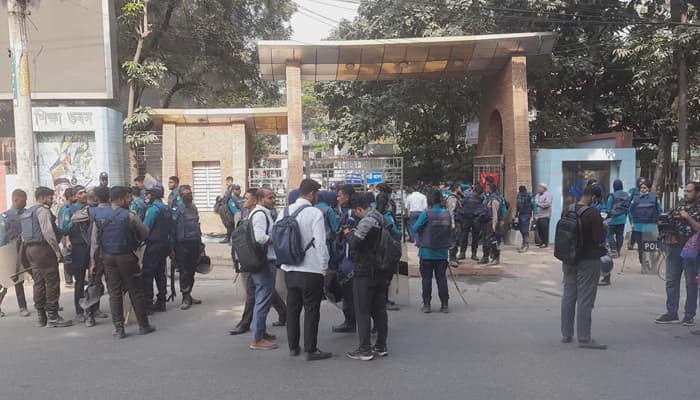 Thumbnail for অধ্যাদেশের দাবিতে রাস্তায় শিক্ষার্থীরা, শিক্ষা ভবনে নিরাপত্তা জোরদার