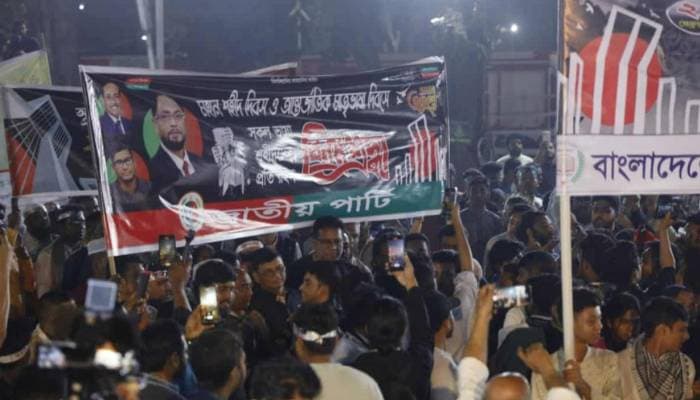 Thumbnail for শহীদ মিনারে জাতীয় পার্টিকে দেখে 'ভুয়া ভুয়া' স্লোগান, কেড়ে নিলো ফুল