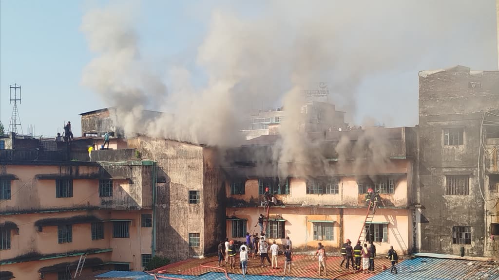 Thumbnail for চট্টগ্রামে কম্বলের গোডাউনের আগুন নিয়ন্ত্রণে