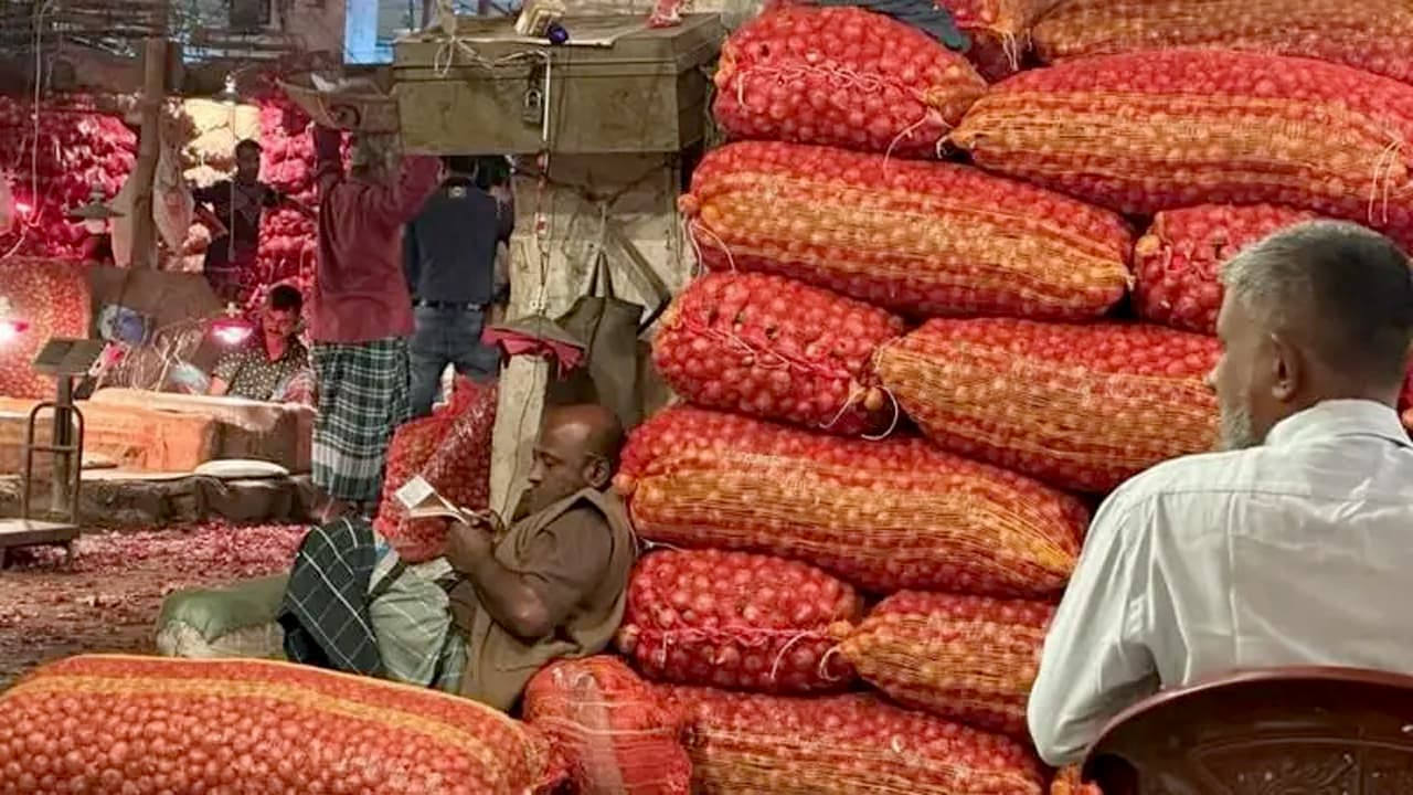 Thumbnail for বাড়ছে পেঁয়াজের দাম, ৭ দিনে দ্বিগুণ