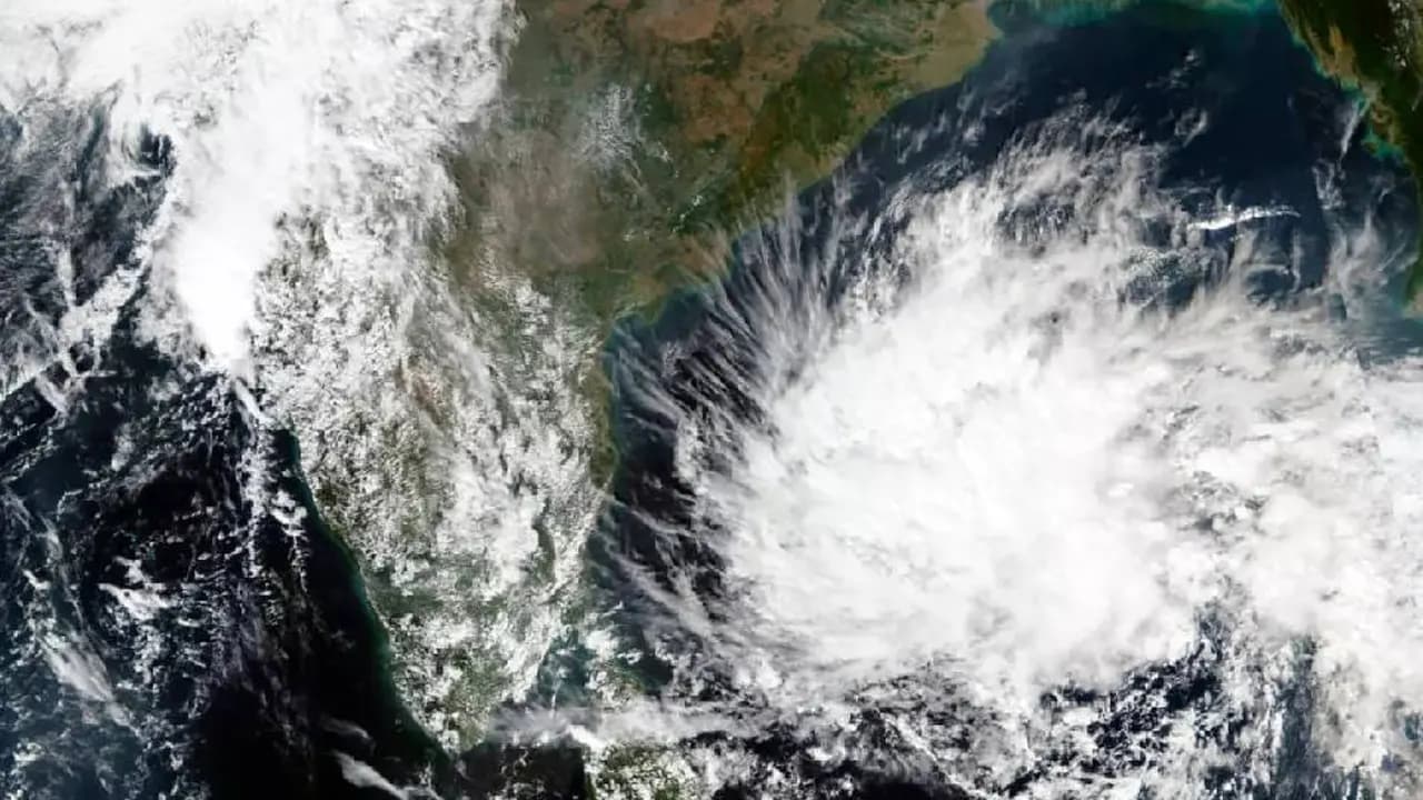 Thumbnail for ৪৮ ঘণ্টার মধ্যে ঘূর্ণিঝড়ের শঙ্কা