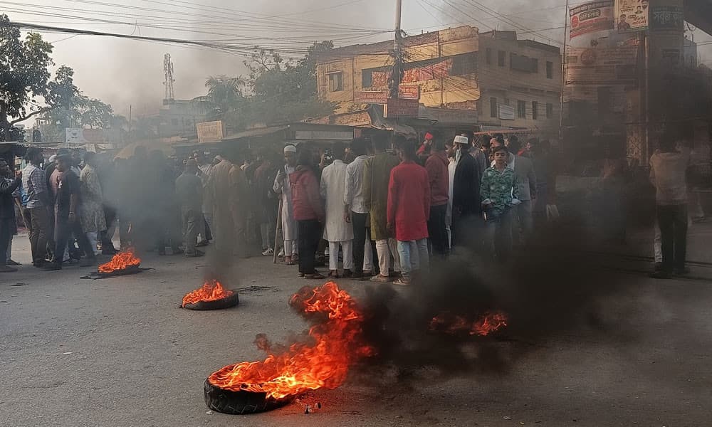 Thumbnail for হাদির মৃত্যুতে জামালপুরে ট্রেন অবরোধ, সড়কপথে বিক্ষোভ
