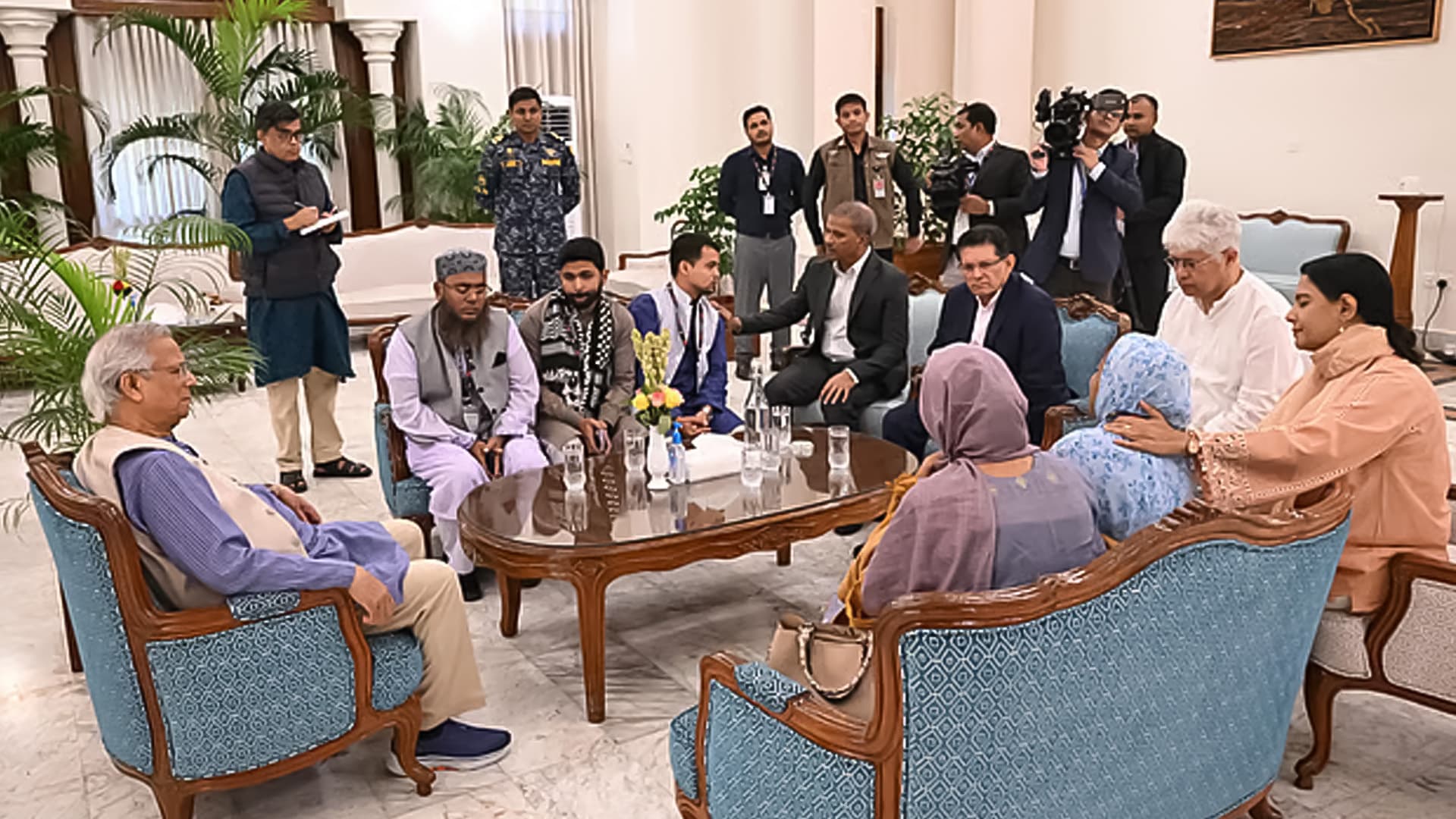 Thumbnail for হাদির পরিবারকে প্রধান উপদেষ্টার আশ্বাস