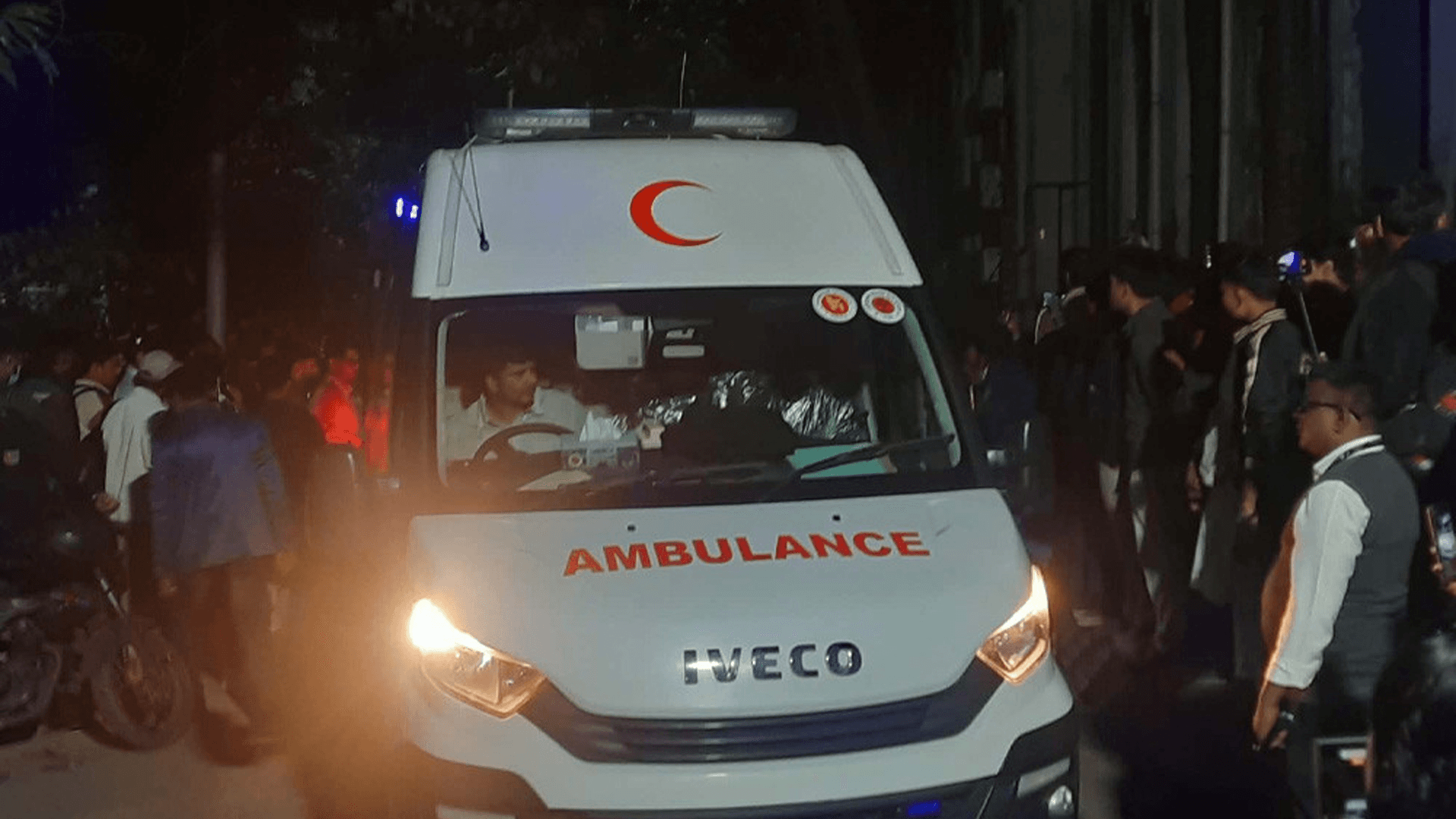 Thumbnail for হাদির অস্ত্রোপচার সম্পন্ন, এভারকেয়ার হাসপাতালে নেওয়া হচ্ছে