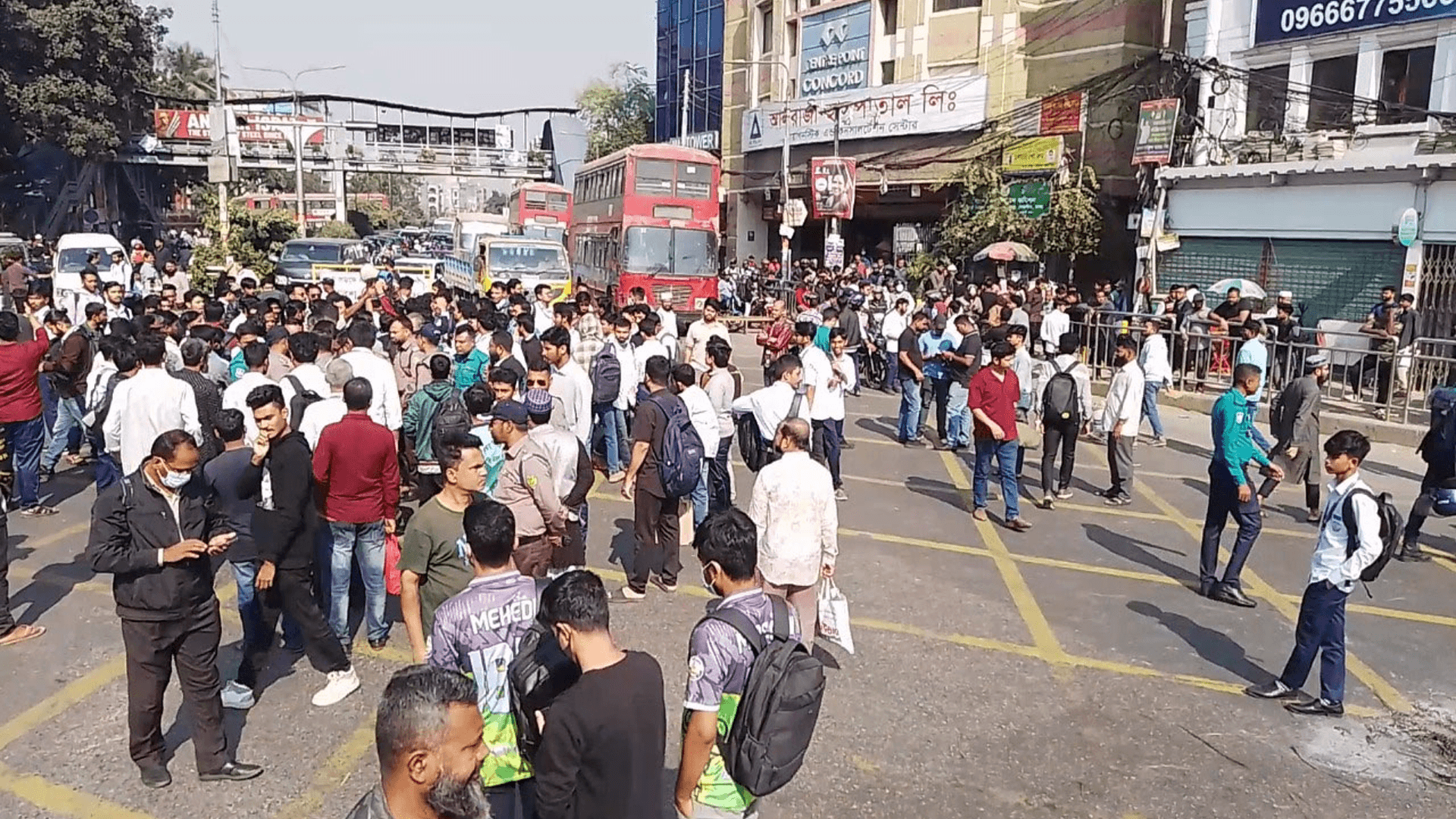 Thumbnail for দুই ঘণ্টা অবরোধ শেষে ফার্মগেটের সড়ক ছাড়ল শিক্ষার্থীরা