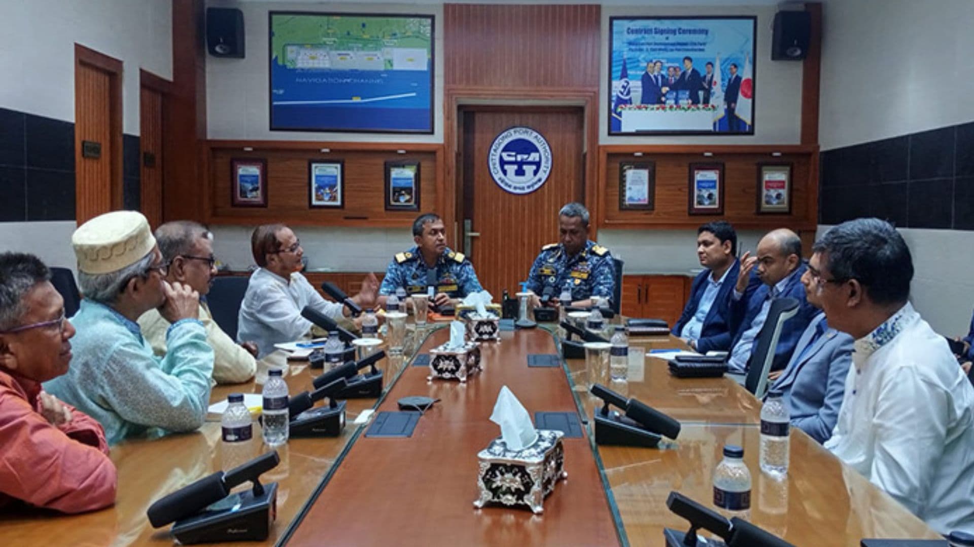 Thumbnail for বন্দরে অবরোধ: কর্মসূচি স্থগিত করলো 'বন্দর রক্ষা পরিষদ', অনড় স্কপ নেতারা