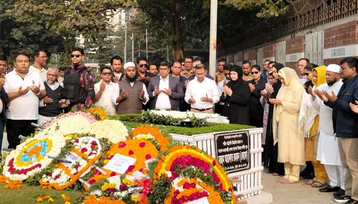 Thumbnail for পরিবারের সদস্যদের নিয়ে কোকোর কবর জিয়ারত করলেন তারেক রহমান