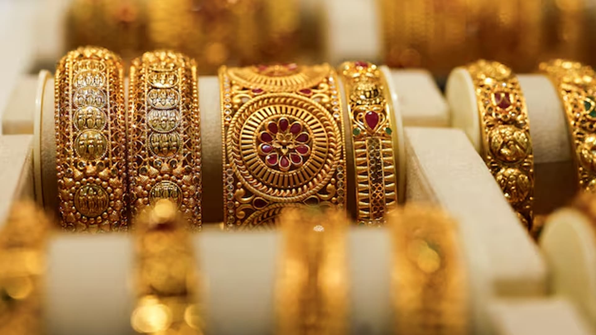 Thumbnail for রেকর্ড ভেঙে সোনার বড় দরপতন: এক লাফে ভরিতে কমল ১৪ হাজার ৬৩৮ টাকা