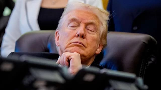 Thumbnail for নিজেকে ‘আগের চেয়ে বেশি চনমনে’ দাবি, বৈঠকে ঘুমালেন ট্রাম্প