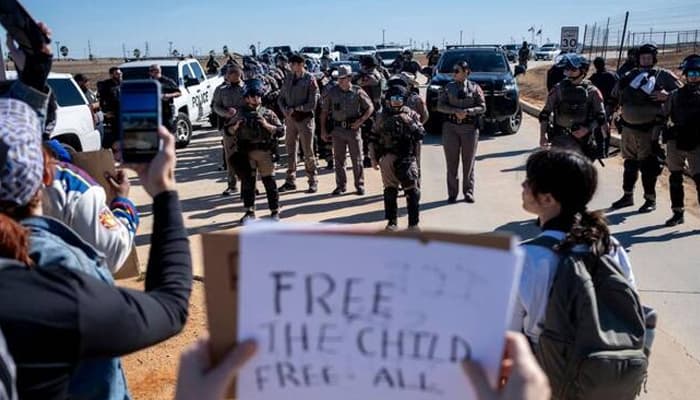 Thumbnail for অভিবাসন পুলিশের হাতে শিশু আটকের ঘটনায় কংগ্রেসম্যানের উদ্বেগ