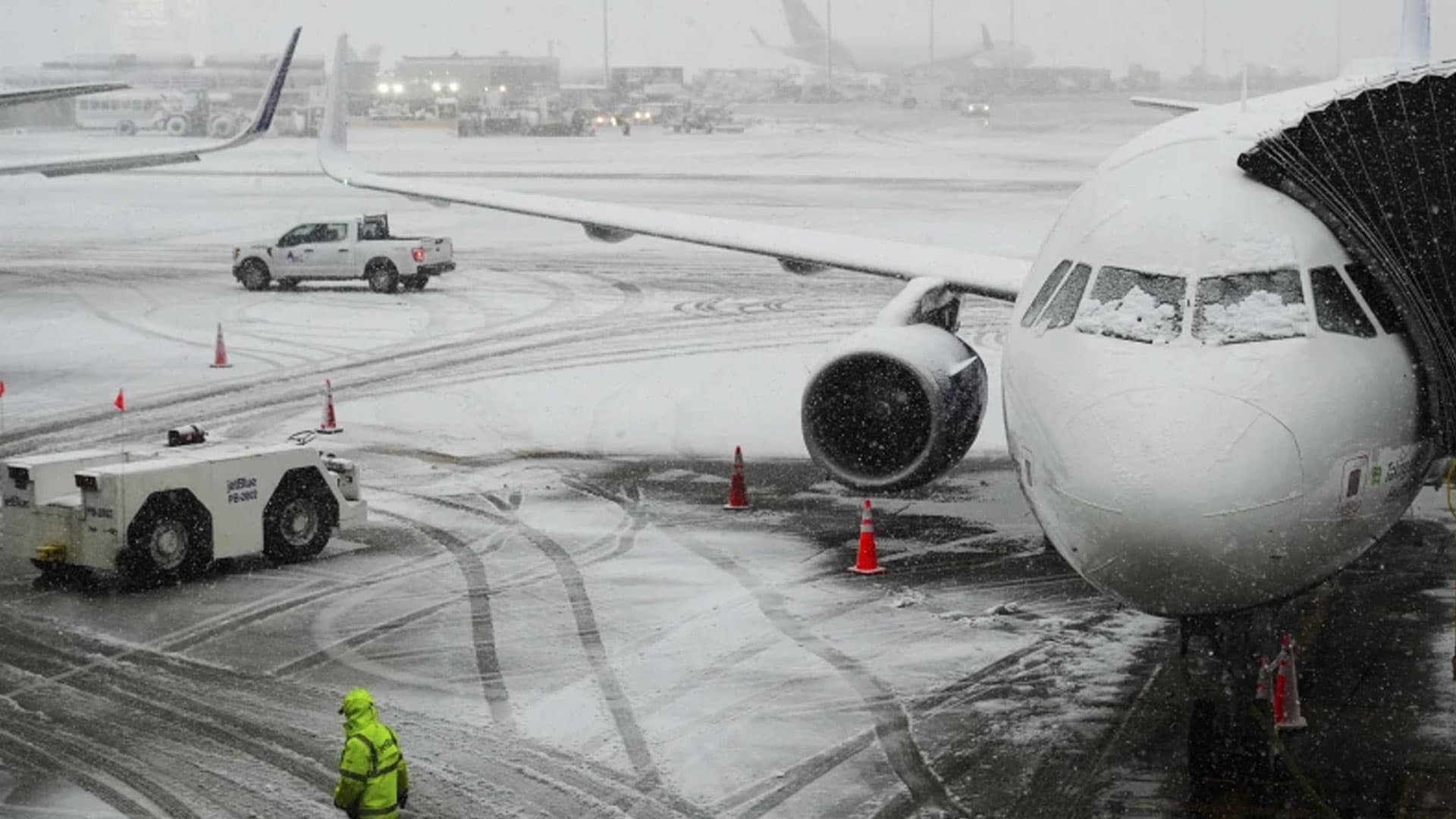 Thumbnail for যুক্তরাষ্ট্রে রেকর্ড তুষারপাতে ৫৭০০ ফ্লাইট বাতিল, ভোগান্তিতে লাখো যাত্রী