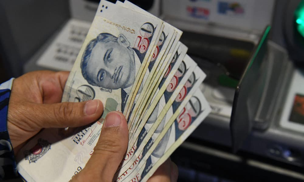 Thumbnail for মার্কিন মুদ্রার বিপরীতে শীর্ষে সিঙ্গাপুর ডলার