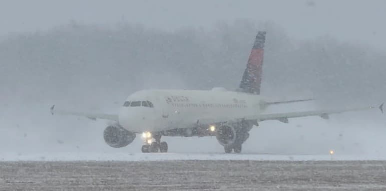 Thumbnail for তুষারঝড়ে কাবু যুক্তরাষ্ট্র : ১৭ রাজ্যে জরুরি অবস্থা, ১২০০০ ফ্লাইট বাতিল